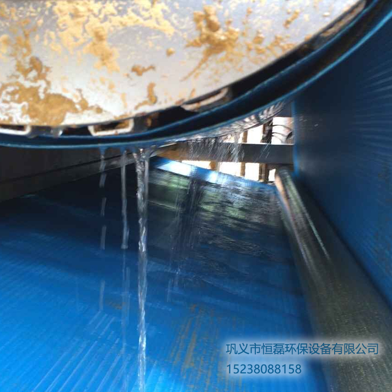 無(wú)法來(lái)現(xiàn)場(chǎng)了解恒磊帶式壓濾機(jī)的壓濾效果？點(diǎn)擊此處看我們恒磊帶式壓濾機(jī)壓濾污泥污水的現(xiàn)場(chǎng)分享圖！