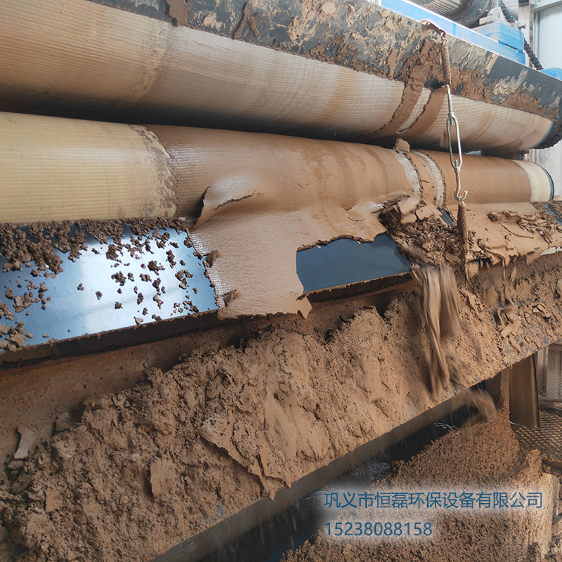 邀您欣賞恒磊帶式壓濾機(jī)污泥脫水處理后的泥餅效果！